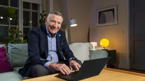Singer Eino Grön on a computer in his living room.