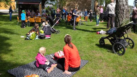Families with childred enjoying their day in Lielahti park meal event.
