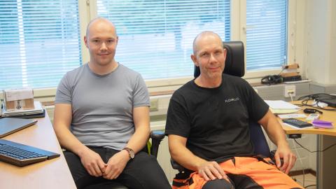 Tampereen Veden Simo Luoma ja Marko Lemström istuvat toimistossa ja hymyilevät.
