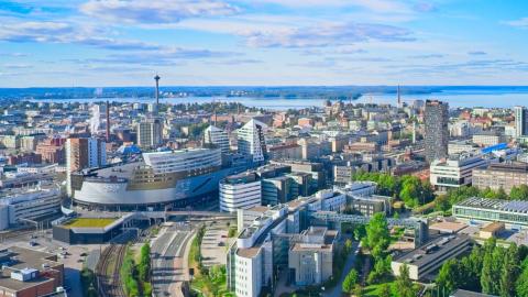 Yläilmakuva Nokia Arenasta ja Tampereen keskustasta kesällä.