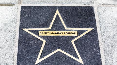 Tähtikadussa oleva tähti Santtu-Matias Rouvalin nimellä.