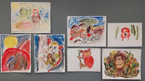 Syksyllä 2022 TATAMURI® museossa -ryhmä tutustui Apinat -näyttelyyn Vapriikissa ja ajatukset näyttelystä ilmaistiin taidetyöpajassa värikkäin vedoin.