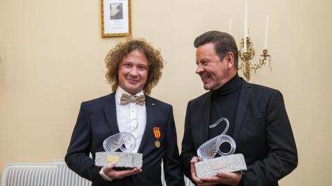 Santtu-Matias Rouvali and Pauli &quot;Pate&quot; Mustajärvi with Tampere awards in their hands.
