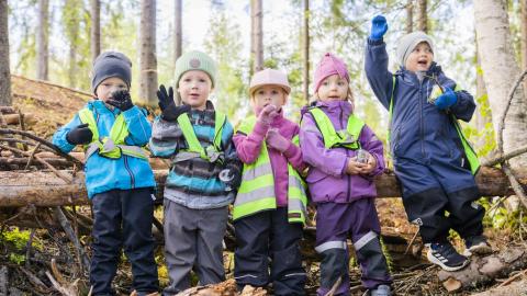 Viisi päiväkoti-ikäistä lasta pitää taukoa metsikössä: