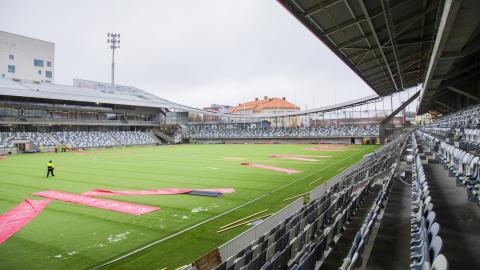 Tammelan jalkapallokentän vihreä tekonurmi ja katsomot ovat valmisteluvaiheessa.