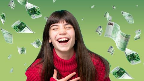 Nuori tyttö nauraa ja taustalla putoaa seteleitä.