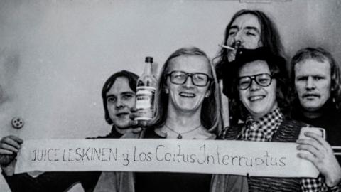 Valokuva Juice Leskinen &amp; Los Coitus Interruptus -yhtyeestä.