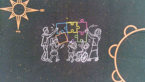 Lapsia ja aikuisia esittävä värikäs liitupiirros asfaltilla.