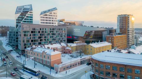 Lumisessa talvimaisemassa Nokia Areena ja torneja sekä Sorinkadun rakennuksia, Kalevantien suunnasta yläviistosta kuvattuna.