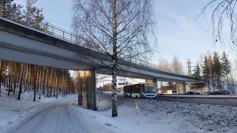 A bus heading towards the city centre under the pedestrian and cycle bridge to Hiedanranta.