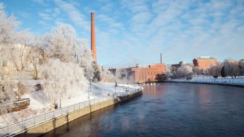 Talvinen näkymä Tammerkoskelle auringonpaisteessa.