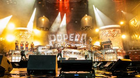 Valaistulla lavalla esiintyy bändi, Popeda.