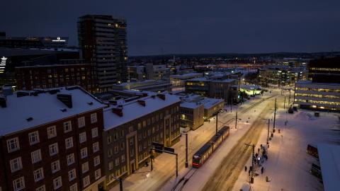 Ratikka pimeään aikaan Hatanpään valtatien päätepysäkillä.
