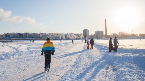 Luistelua Näsijärvellä