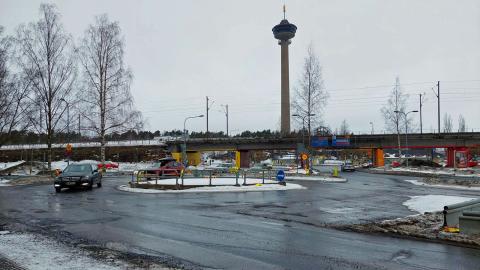 Cars at the temporary roundabout of Näsijärvenkatu, with the Näsinneula observation tower in the background.
