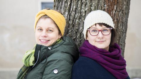 Emmi Nieminen ja Elina Seppänen katsovat hymyillen kameraan.