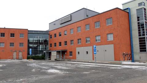 Tampereen Ratinanrannassa sijaitseva entinen toimistotalo muuttuu kesäksi 2024 elämykselliseksi taiteen keskukseksi.