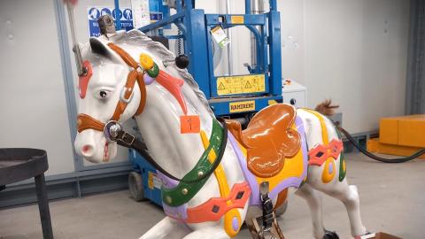 Kunnostettu karusellihevonen Tredun hallissa. 