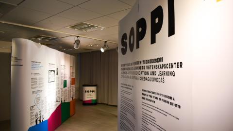 Näyttelyseinäkkeitä galleriatilassa.