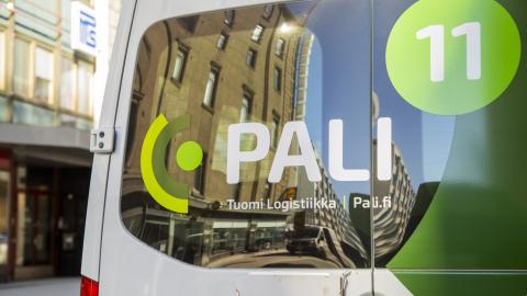 Lähikuvassa auton takaikkuna. Ikkunnassa teippauksia, joissa lukee mm. &quot;Pali&quot;.