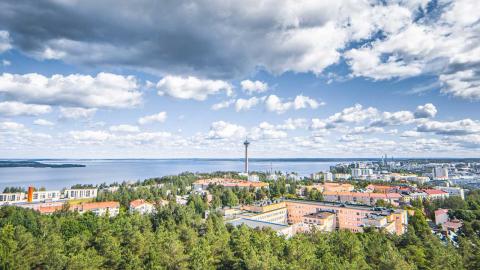 Näkymä Pyynikin näkötornista Näsijärven ja keskustan suuntaan.