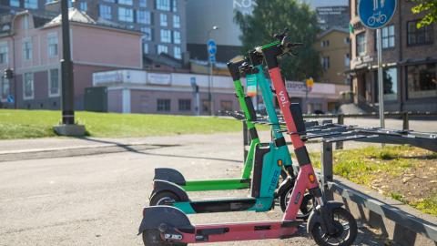 Pysäköityjä sähköpotkulautoja Sorin aukiolla.