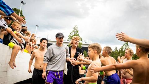 Vesikauhukiertueen tähdet kävelemässä nuorten keskellä 