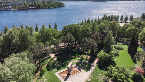 Eteläpuisto ilmasta Pyhäjärvelle päin kuvattuna aurinkoisena kesäpäivänä.