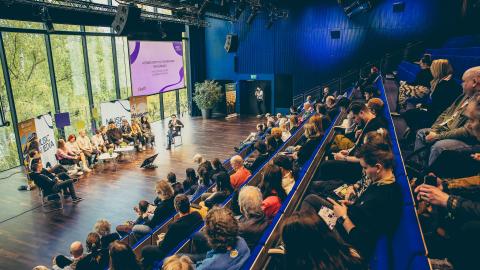 Yleisö seuraa paneelikeskustelua. 