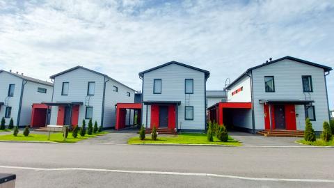 Kuvassa vaaleita pientaloja Vuoreksesta.