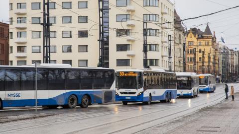 Busseja ajamassa jonossa Tampereen kaupungin keskustassa.