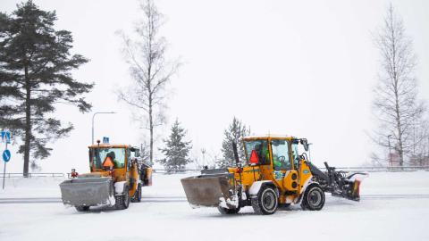 Kaksi auraustraktoria lähdössä auraustöihin.