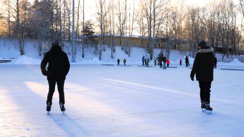 Luistelijoita Sorsapuiston tekojääkentällä iltapäivällä.