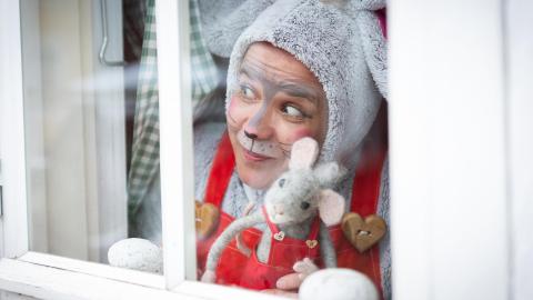 Hiiri Hätä Houtu katsoo ikkunasta ulos.