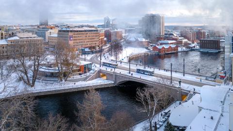 Kaksi bussia Hämeensillalla talvella.