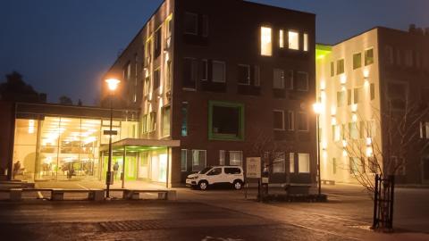 Tampereen teknillisen lukion pääovet pimeässä.