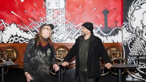 Kaksi miestä Vastavirta-klubilla