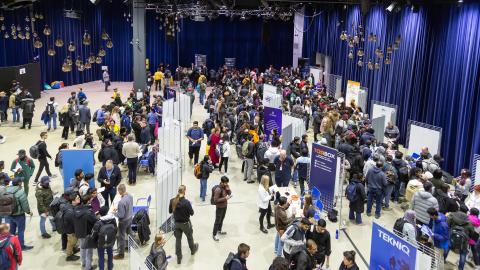 Job Fair Tampere-tapahtumaständejä ja tapahtumakävijöitä Tampere-talossa kuvattuna ylhäältä