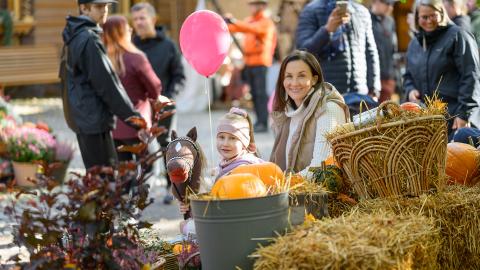 Vanhempi ja lapsi Tampereen tallipihalla.