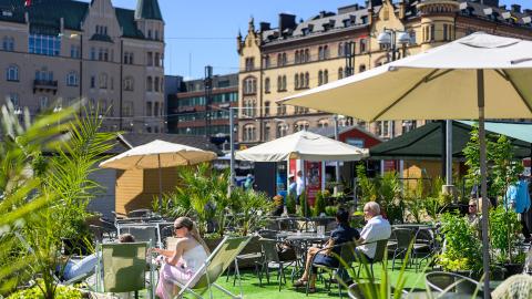 Keskustorin kesä -tapahtuma-alue aurinkoisena kesäpäivänä.