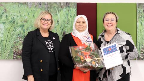 Palkinnon ottivat vastaan Tarja Rintakoski, Housana Alfashtaki ja  Mirja Tyynysniemi.  Housanalla kädessä kukkakimppu ja Mirjalla kunniakirja.