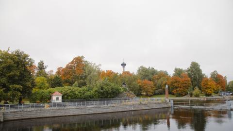 Syksyinen Tammerkosken rantamaisema.