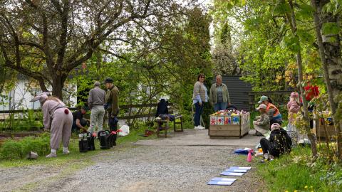 The picture shows people in Haihara. People have gathered together for a spring event with urban farming and cultural content.