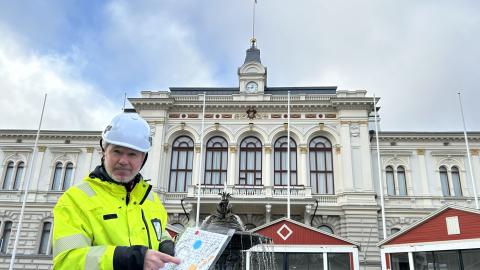 Joulutorin tuottaja Rami Lehtinen osoittaa Joulutorin aluekarttaa. Taustalla rakentuva Joulutori.