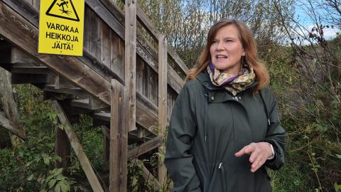 Kaisa Mustajärvi Iidesjärven lintutornin vierellä melko vakavana. 