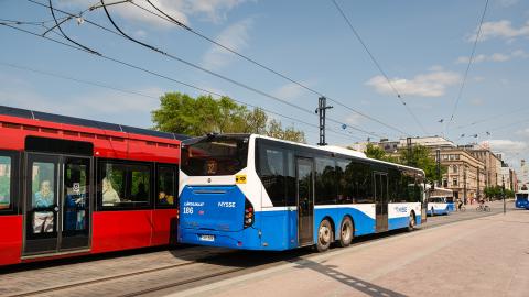 Bussi ja ratikka Hämeenkadulla