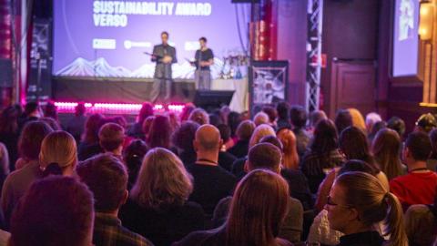 Lavalla kaksi esiintyjää ja yleisöä.