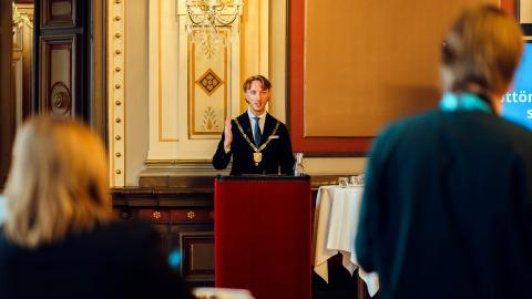 Mayor Ilmari Nurminen stands behind the podium at the Town Hall and presents the 2026 budget proposal to the media on October 22, 2025.