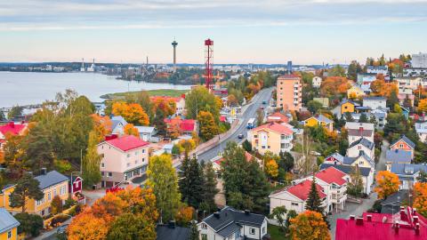 Pispala in autumn seen from the air, Lake Näsijärvi on the left, with the Pispala shot tower and Näsinneula in the background.