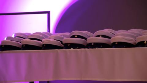 Ylioppilaslakkeja pöydällä